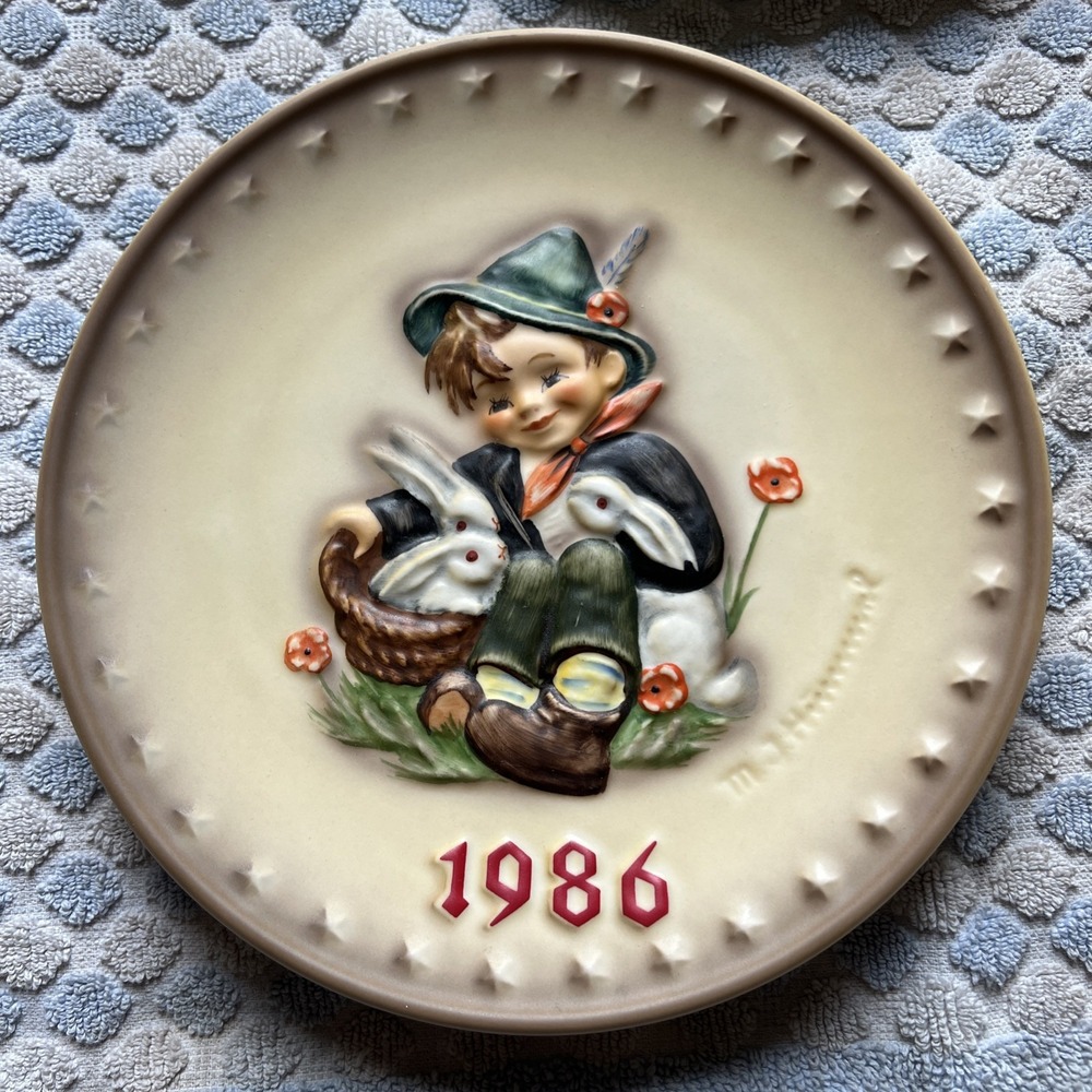 Hummel Annual Collector Plate 1986 – Goebel Germany – Vintage Relief Artwork